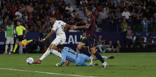 姆巴佩杀疯了：2分钟双响西甲40战38球！搂着阿隆索笑开花